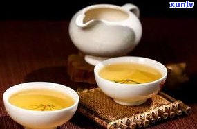 梅花饼普洱茶：熟茶与生茶的区别及推荐