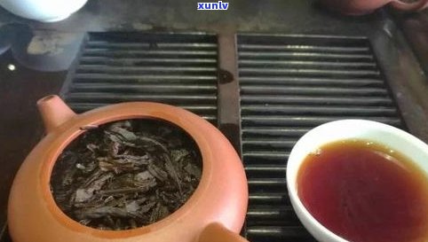 普洱茶生茶饼颜色-普洱茶生茶饼颜色有几种