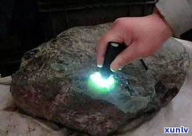 手电玉石原石鉴别方法：全面解析真伪，看视频学习技巧