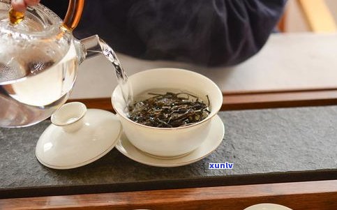 普洱茶的撬茶方式详解：步骤、 *** 与技巧