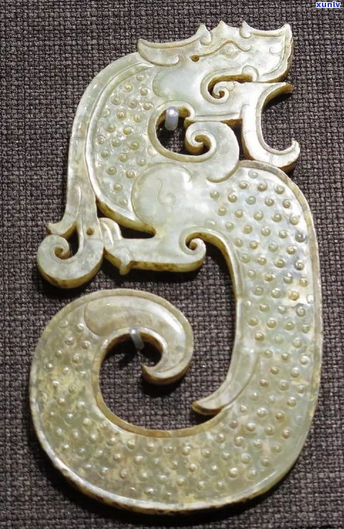 玉石龙环寓意解析：龙形环状玉佩的象征意义与文化内涵