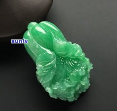 牛年必备：牛翡翠吊坠寓意与雕刻图片全览