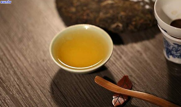 普洱茶生茶起白霜正常吗？原因、影响与是否可以饮用解析