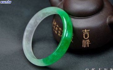 特色翡翠手镯：好看、好卖还是不好？一图解析