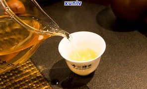 如何喝普洱茶？选择适合的杯子，热水冲泡，注意水温、浸泡时间。建议早上空腹饮用，晚上不要过量。可以在工作间隙享受一杯清香四溢的普洱茶，放松心情，提高工作效率。