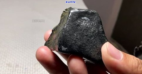 玉石原石黑色：品种、成因与分类全解析
