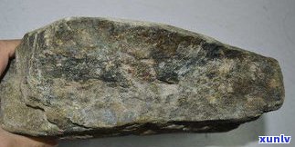 玉石原石的样子：图片展示其真实形态与特征
