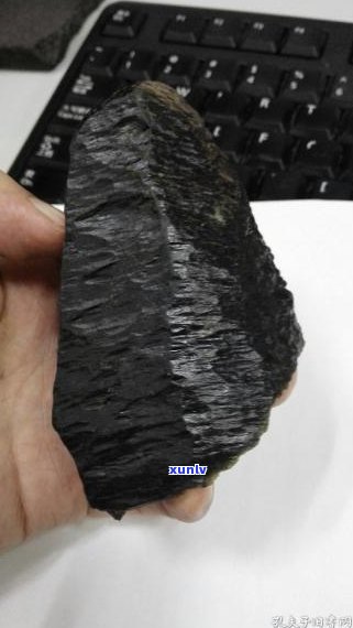 玉原石是黑色-玉原石是黑色的吗