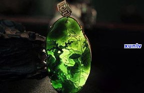 玉石之王是什么？它是珍贵的翡翠，由硬玉矿石制成，被誉为珠宝界的皇后。